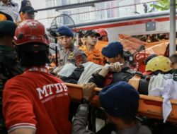 Dini Hari Penuh Duka, 10 Kantong Jenazah Korban Kecelakaan KA Tiba di RS Polri