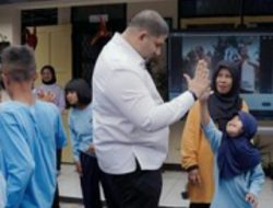 Rajiv Salurkan 50 PIP di SLB Lembang, Janji Tambah Bantuan Kursi Roda