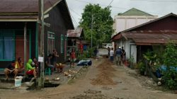 Miris! Warga Patungan Perbaiki Jalan Rusak, Anggaran Desa di Loa Ipuh Kemana?