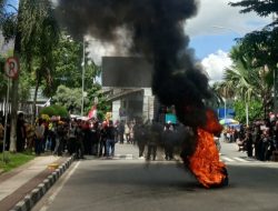 Teriakan ‘Mundur!’ Menggema di Kantor Gubernur Kaltim, Massa Tagih Nyali Rudi Masud Hadapi Hak Angket