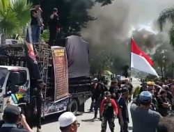 Demo Panas di Samarinda! Massa Ancam Terus Bertahan Sebelum Rudi Masud Muncul
