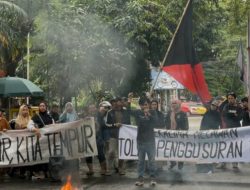 PKL Es Kelapa Rotterdam Mengamuk: “Untuk Apa Pilih DPRD Jika Rakyat Tak Didengar?”