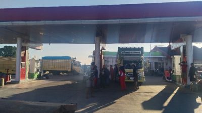 Ada ‘Karpet Merah’ untuk Pelansir, Jeriken Puas Bolak-Balik Isi Solar di SPBU 74.922.47 Panaikang, Aparat Dimana?