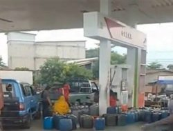 Diduga Diintimidasi Pelangsir, Operator SPBU Bungi Pinrang Disebut Bertaruh Nyawa Layani Antrean Solar