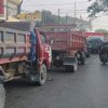 Aturan TNKB Dipertanyakan, Dump Truck Tanpa Pelat Belakang di SPBU Bone Menunggu Pemeriksaan